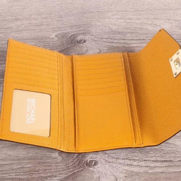 Michael Kors Cassie Large trifold Wallet brown new - Picture 6 of 6